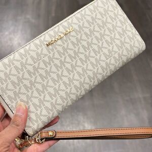Michael Kors Jet Set Continental Wristlet Vanilla